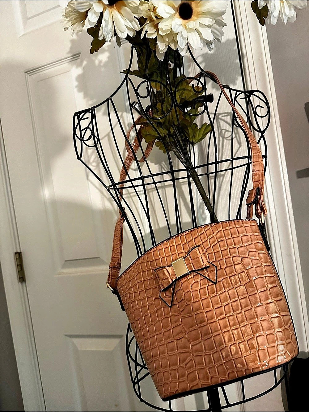 Crocodile-Texture Shoulder Bag in Brown Like New with bow
